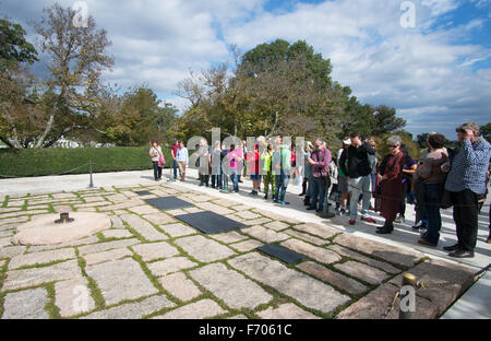 Besucher der Präsident John Fitzgerald Kennedy's Grabstätte, Arlington National Cemetery, Arlington County, Virginia, USA Stockfoto