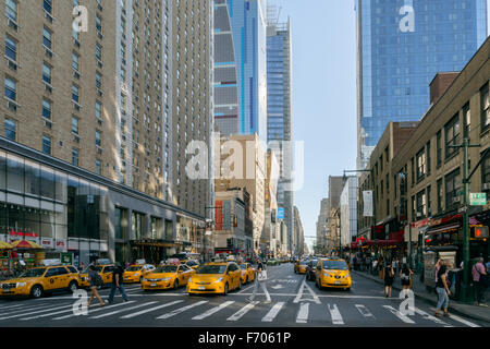 Menschen und gelbes Taxi auf der Straße von New York. Stockfoto