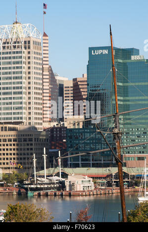 Baltimore Inner Harbour mit dem Mast des "Pride of Baltimore"-Denkmals im Vordergrund, Maryland, USA Stockfoto