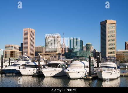 Motoryachten ankern vor dem Hafen von Baltimore, Baltimore, Maryland, USA Stockfoto