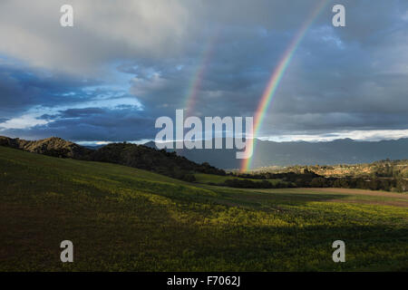 Eiche View, Kalifornien, USA, volle 1. März 2015, Regenbogen über Regen Sturm in Ojai Valley Stockfoto