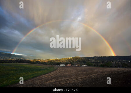 Eiche View, Kalifornien, USA, volle 1. März 2015, Regenbogen über Regen Sturm in Ojai Valley Stockfoto