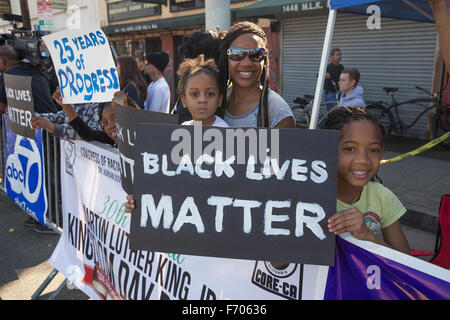 Los Angeles, Kalifornien, USA, 19. Januar 2015, 30. jährlichen Martin Luther King Jr. Kingdom Day Parade, Frauen halten Schild "Black lebt Materie" Stockfoto
