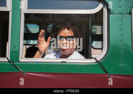Los Angeles, Kalifornien, USA, 19. Januar 2015, 30. jährlichen Martin Luther King Jr. Kingdom Day Parade, schwarze Frau in Retro-Stadtbus Stockfoto
