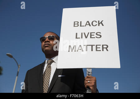 Los Angeles, Kalifornien, USA, 19. Januar 2015, 30. jährlichen Martin Luther King Jr. Kingdom Day Parade, schwarzer Mann Haltezeichen "Black lebt Materie" Stockfoto