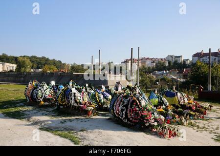 Die Gräber der Mitglieder der ukrainischen militärischen, der Kampf gegen die Separatisten in der Ostukraine starb, begraben sind in Lytschakiwski-Friedhof in L'viv, Ukraine. Hogan) sind die Gräber von Mitgliedern des ukrainischen Militärs, der Kampf gegen die Separatisten in der Ostukraine starb, begraben in Lytschakiwski-Friedhof in L'viv, Ukraine. Stockfoto