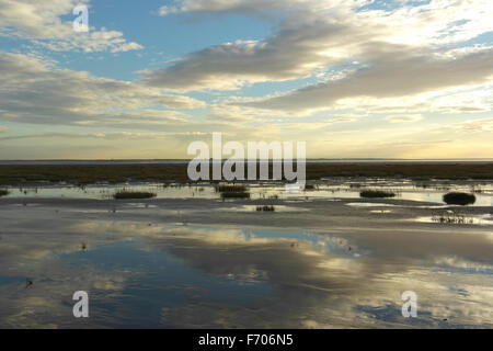 Blauer Himmel Sonnenuntergang Cumulus-Wolken reflektieren Strandbad in Richtung Salzwiesen, Ribble Mündung und Southport, Fairhaven, Fylde Küste, UK Stockfoto