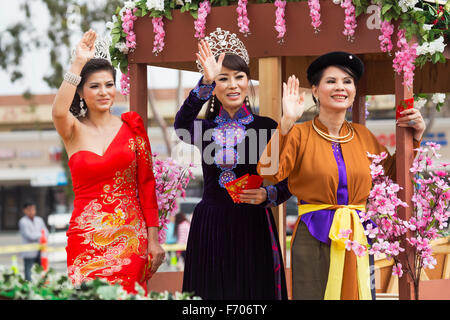 Orange County, City of Westminster, Southern California, USA, 21. Februar 2015, Little Saigon, Vitenamese-amerikanischen Gemeinschaft, TET Parade feiert Tet Lunar New Year, Frauen-Welle Stockfoto