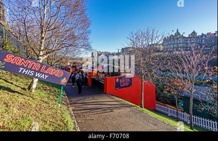 Edinburgh Weihnachtsmarkt 2015 im Osten Princes Gardens Edinburgh mit Eingang zum Santa Land und Verkaufsstellen Stockfoto