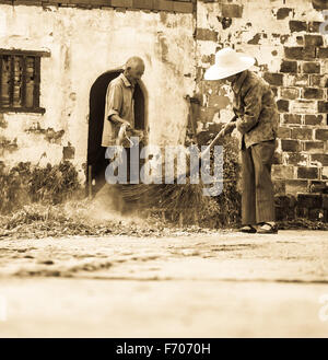 tA paar kehren in Siping Dorf, Jinhua, China Stockfoto