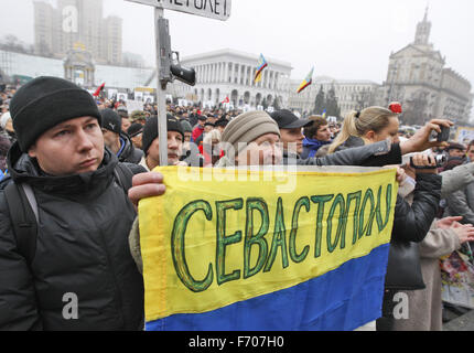 Ukrainer nehmen einen Teil eine Kundgebung zum zweiten Jahrestag der Euromaidan Revolution am Platz Unabhängigkeit. Euromaidan oder Maidan Bewegung war eine Welle von Protesten, die in tödlichen Unruhen in Kiew, Ukraine eskaliert. Es begann Ende November 2013 und geweitermacht für mehrere Monate, so dass mindestens 100 Menschen tot. Am 21. November 2013 begonnen Aktivisten eine Anti-Regierungs-Proteste nach damaligen Premierminister Mykola Azarov die Aussetzung eines Wahrzeichen-Vertrags mit der Europäischen Union bekannt gegeben. Schließlich führte zu die Absetzung von Präsident Viktor Yanukovych, Schaffung von politischen Stockfoto