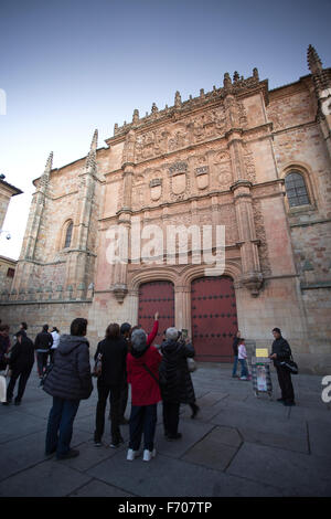 16. Jahrhundert Plateresque Eingang zum spanischen Escuelas Mayores, Universität von Salamanca, Salamanca zum UNESCO-Weltkulturerbe Stockfoto