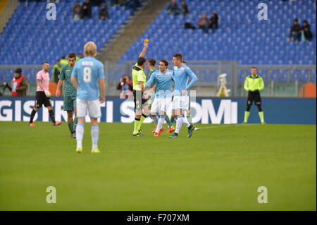 Rom, Italien. 22. November 2015. Der Schiedsrichter warnt Alessandro Matri während der italienischen Serie ein Fußballspiel S.S. Lazio gegen US Palermo im Olympiastadion in Rom, am 22. November 2015. Bildnachweis: Silvia Lore "/ Alamy Live News Stockfoto