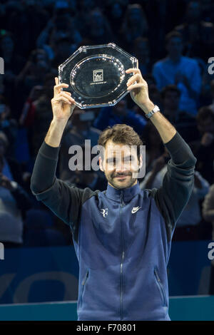 London, UK. 22. November 2015. ATP Tennis Tour Finale. 7. Tag. Roger Federer (SUI) [3] hält der Zweitplatzierte der Platte nach dem Verlust im Finale für Novak Djokovic (SRB) [1]. Djokovic gewann das Match 6-3, 6-4. Bildnachweis: Action Plus Sport Bilder/Alamy Live News Stockfoto