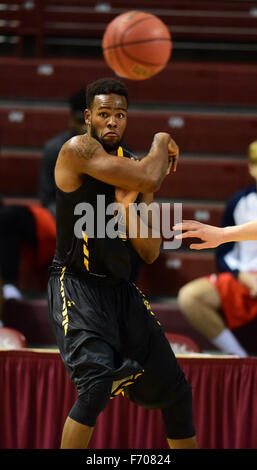 Charleston, South Carolina, USA. 22. November 2015. Towson weiterleiten Timajh Parker-Rivera (15) während der NCAA Basketball-Spiel zwischen den Towson Tigers und die Bradley Braves während der Gildan Charleston Classic TD Arena am 22. November 2015 in Charleston, South Carolina. Bildnachweis: Cal Sport Media/Alamy Live-Nachrichten Stockfoto