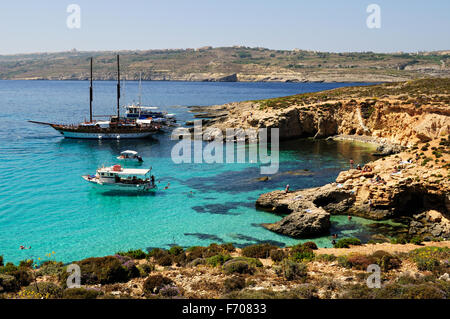 Ausflugsschiffe vor Anker in der blauen Lagune von Comino, Malta Stockfoto