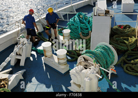 Deckhelfer und Seilen auf dem Deck der Fähre zwischen den Inseln Gozo und Malta Gozo Channel Line DESUNTERNEHMENS Stockfoto