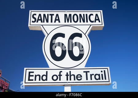 Santa Monica, Kalifornien, USA 02.05.2015, Route 66 melden Sie Santa Monica Pier, Ende der berühmten Route 66 Autobahn aus Chicago Stockfoto