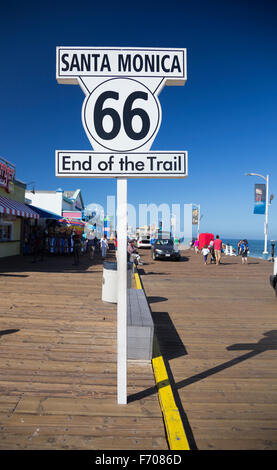 Santa Monica, Kalifornien, USA 02.05.2015, Route 66 melden Sie Santa Monica Pier, Ende der berühmten Route 66 Autobahn aus Chicago Stockfoto