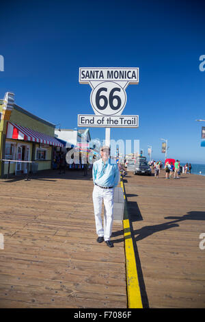 Santa Monica, Kalifornien, USA 02.05.2015, Route 66 Zeichen und Fotograf Joe Sohm am Santa Monica Pier, Ende der berühmten Route 66 Autobahn aus Chicago Stockfoto