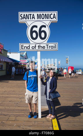 Santa Monica, Kalifornien, USA 02.05.2015, Asiatische paar Stellen bei Route 66 Zeichen Santa Monica Pier, Ende der berühmten Route 66 Autobahn aus Chicago Stockfoto