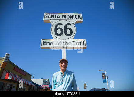 Santa Monica, Kalifornien, USA 02.05.2015, Route 66 Zeichen und Fotograf Joe Sohm am Santa Monica Pier, Ende der berühmten Route 66 Autobahn aus Chicago Stockfoto