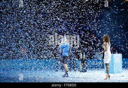 22.11.2015 der O2 London, England. ATP World Tour Finaltag 8. Novak Djokovic (SRB) feiert mit seiner Trophäe nach Sieg in seinem Herren Endspiel gegen Roger Federer (SUI) in seinem Herren Einzel Finale während Tag acht Barclays ATP World Tour Finals von der O2 Arena Einzel Stockfoto