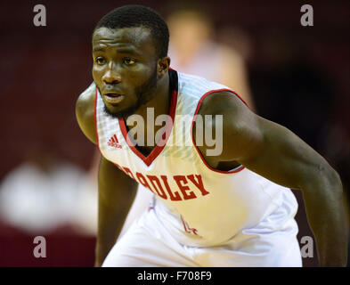 Charleston, South Carolina, USA. 22. November 2015. Bradley hüten Joel Okafor (4) während der NCAA Basketball-Spiel zwischen den Towson Tigers und die Bradley Braves während der Gildan Charleston Classic TD Arena am 22. November 2015 in Charleston, South Carolina. Bildnachweis: Cal Sport Media/Alamy Live-Nachrichten Stockfoto