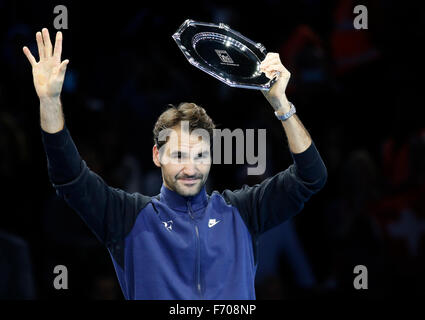 London, UK. 22. November 2015. ATP Tour Finale Tag 8 Roger Federer (SUI) wurde zweiter, Novak Djokovic (SRB) in seinem Herren Einzel Finale während Tag acht Barclays ATP World Tour Finals von der O2 Arena Gutschrift verloren: Action Plus Sport Bilder/Alamy Live News Stockfoto