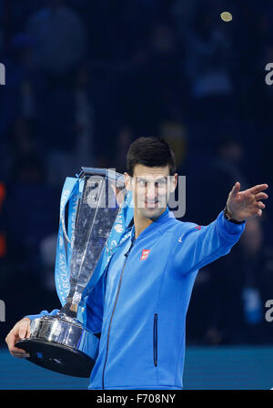 London, UK. 22. November 2015. ATP Tour Finale Tag 8 Novak Djokovic (SRB) feiert mit seiner Trophäe nach Sieg in seinem Herren Endspiel gegen Roger Federer (SUI) während Tag acht Barclays ATP World Tour Finals von der O2-Arena-Gutschrift Einzel: Action Plus Sport Bilder/Alamy Live News Stockfoto