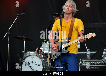 Ottawa, Kanada-23. Juni 2013: Andrew Scott der beliebten kanadischen Rockband Sloan führen beim Drachenboot-Rennen-Festival in Ottawa, Ontario.  Er normalerweise spielt Schlagzeug für die Band, wechselte aber für einen Teil des Konzerts.  Chris Murphy übernahm das Schlagzeug. Stockfoto