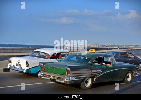 alte amerikanische Oldtimer fahren auf dem Malecon in Richtung Innenstadt von Havanna in Kuba Stockfoto