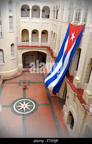 große Nationalflagge Kubas hängen von den oberen Fenstern im Hof des Museums der Revolution in Havanna, Kuba Stockfoto