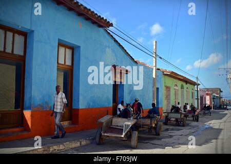 Mann zu Fuß und Nahverkehr Parken im Schatten in Trinidad Sancti Spiritus Provinz im Südwesten Kubas Stockfoto