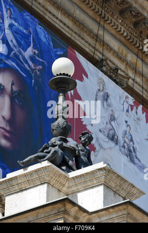 Eine dekorative Lampe Post mit Putten Skulpturen an der Fassade des Hauses der ungarischen Staatsoper in Budapest, Ungarn. Stockfoto