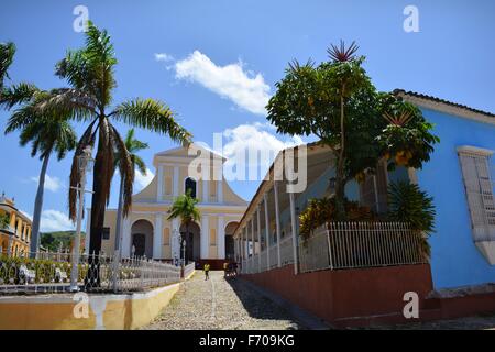 die verschlafene Kopfsteinpflasterstraßen pastellfarbenen Gebäuden und Palmen an der Plaza Mayor in Trinidad Sancti Spiritus Provinz im Südwesten Kubas Stockfoto