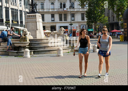 Ein Brunnen mit Löwen-Statuen in Vörösmarty Tér Platz in Budapest, Ungarn. Stockfoto