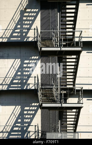 Außentreppe wirft Schatten Stockfoto