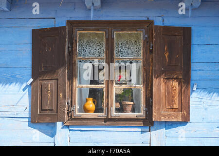 Das Museum der Landschaft Masowien in Sierpc, Polen. Alte hölzerne Bauer reetgedeckten Bauernhaus mit braunen Fensterläden. Stockfoto