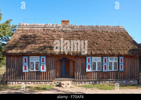 Das Museum der Landschaft Masowien in Sierpc, Polen. Alte hölzerne Bauer Bauernhaus mit Reetdach. Stockfoto