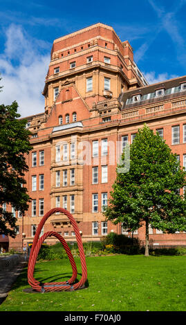 Die Sackville Street Gebäude und der "Technologie-Bogen" Skulptur von Axel Wolkenhauer.  Granby Row, Manchester, England, Vereinigtes Königreich Stockfoto