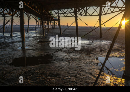 Dämmerung an einem Strand in Lytham St Annes, in der Nähe von Blackpool, UK Stockfoto