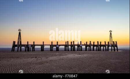 Dämmerung an einem Strand in Lytham St Annes, in der Nähe von Blackpool, UK Stockfoto