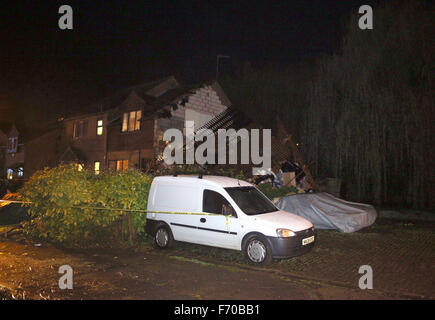 Woburn grün, High Wycombe, England. 22. November 2015. Feuerwehr rettete einen verletzten Mann nach einer Explosion in einem Haus in Wooburn Green. Es geschah im alten wässrig Lane, in einem Ende der Terrasse Haus, früher an diesem Abend. Böcke und Milton Keynes Feuer und Rettung Service sagte, eine Frau, die auch verletzt, veröffentlicht wurde, bevor Feuer Besatzungen kamen. Zwei Geräte und Besatzungen von Beaconsfield, besuchte eine von High Wycombe und eine aus Maidenhead, zusammen mit zwei Urban Search and Rescue Fahrzeuge und der Incident Command Unit von Aylesbury. Bildnachweis: Uknip/Alamy Live-Nachrichten Stockfoto