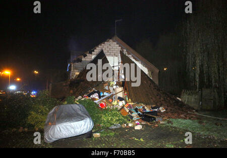 Woburn grün, High Wycombe, England. 22. November 2015. Feuerwehr rettete einen verletzten Mann nach einer Explosion in einem Haus in Wooburn Green. Es geschah im alten wässrig Lane, in einem Ende der Terrasse Haus, früher an diesem Abend. Böcke und Milton Keynes Feuer und Rettung Service sagte, eine Frau, die auch verletzt, veröffentlicht wurde, bevor Feuer Besatzungen kamen. Zwei Geräte und Besatzungen von Beaconsfield, besuchte eine von High Wycombe und eine aus Maidenhead, zusammen mit zwei Urban Search and Rescue Fahrzeuge und der Incident Command Unit von Aylesbury. Bildnachweis: Uknip/Alamy Live-Nachrichten Stockfoto