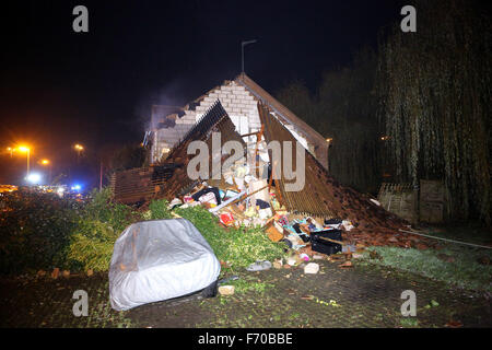 Woburn grün, High Wycombe, England. 22. November 2015. Feuerwehr rettete einen verletzten Mann nach einer Explosion in einem Haus in Wooburn Green. Es geschah im alten wässrig Lane, in einem Ende der Terrasse Haus, früher an diesem Abend. Böcke und Milton Keynes Feuer und Rettung Service sagte, eine Frau, die auch verletzt, veröffentlicht wurde, bevor Feuer Besatzungen kamen. Zwei Geräte und Besatzungen von Beaconsfield, besuchte eine von High Wycombe und eine aus Maidenhead, zusammen mit zwei Urban Search and Rescue Fahrzeuge und der Incident Command Unit von Aylesbury. Bildnachweis: Uknip/Alamy Live-Nachrichten Stockfoto