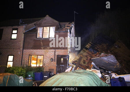 Woburn grün, High Wycombe, England. 22. November 2015. Feuerwehr rettete einen verletzten Mann nach einer Explosion in einem Haus in Wooburn Green. Es geschah im alten wässrig Lane, in einem Ende der Terrasse Haus, früher an diesem Abend. Böcke und Milton Keynes Feuer und Rettung Service sagte, eine Frau, die auch verletzt, veröffentlicht wurde, bevor Feuer Besatzungen kamen. Zwei Geräte und Besatzungen von Beaconsfield, besuchte eine von High Wycombe und eine aus Maidenhead, zusammen mit zwei Urban Search and Rescue Fahrzeuge und der Incident Command Unit von Aylesbury. Bildnachweis: Uknip/Alamy Live-Nachrichten Stockfoto