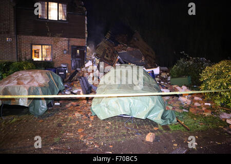 Woburn grün, High Wycombe, England. 22. November 2015. Feuerwehr rettete einen verletzten Mann nach einer Explosion in einem Haus in Wooburn Green. Es geschah im alten wässrig Lane, in einem Ende der Terrasse Haus, früher an diesem Abend. Böcke und Milton Keynes Feuer und Rettung Service sagte, eine Frau, die auch verletzt, veröffentlicht wurde, bevor Feuer Besatzungen kamen. Zwei Geräte und Besatzungen von Beaconsfield, besuchte eine von High Wycombe und eine aus Maidenhead, zusammen mit zwei Urban Search and Rescue Fahrzeuge und der Incident Command Unit von Aylesbury. Bildnachweis: Uknip/Alamy Live-Nachrichten Stockfoto