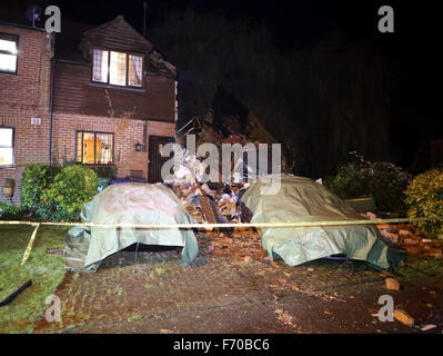 Woburn grün, High Wycombe, England. 22. November 2015. Feuerwehr rettete einen verletzten Mann nach einer Explosion in einem Haus in Wooburn Green. Es geschah im alten wässrig Lane, in einem Ende der Terrasse Haus, früher an diesem Abend. Böcke und Milton Keynes Feuer und Rettung Service sagte, eine Frau, die auch verletzt, veröffentlicht wurde, bevor Feuer Besatzungen kamen. Zwei Geräte und Besatzungen von Beaconsfield, besuchte eine von High Wycombe und eine aus Maidenhead, zusammen mit zwei Urban Search and Rescue Fahrzeuge und der Incident Command Unit von Aylesbury. Bildnachweis: Uknip/Alamy Live-Nachrichten Stockfoto