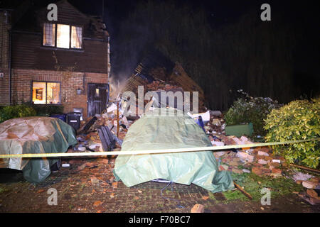 Woburn grün, High Wycombe, England. 22. November 2015. Feuerwehr rettete einen verletzten Mann nach einer Explosion in einem Haus in Wooburn Green. Es geschah im alten wässrig Lane, in einem Ende der Terrasse Haus, früher an diesem Abend. Böcke und Milton Keynes Feuer und Rettung Service sagte, eine Frau, die auch verletzt, veröffentlicht wurde, bevor Feuer Besatzungen kamen. Zwei Geräte und Besatzungen von Beaconsfield, besuchte eine von High Wycombe und eine aus Maidenhead, zusammen mit zwei Urban Search and Rescue Fahrzeuge und der Incident Command Unit von Aylesbury. Bildnachweis: Uknip/Alamy Live-Nachrichten Stockfoto